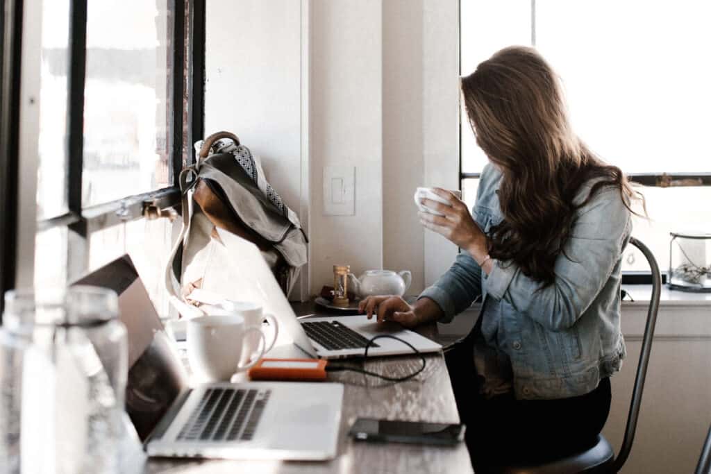Illustratieve afbeelding bij de pagina over de gratis website check voor WordPress van Pixeltree met een vrouw achter een laptop