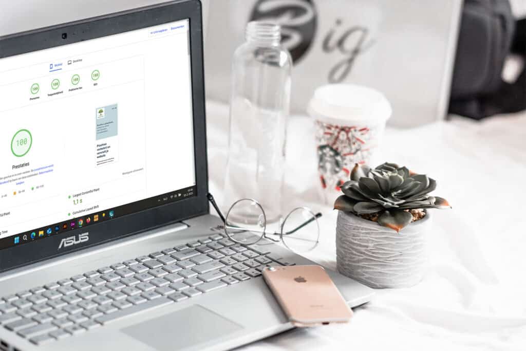Illustratieve foto van een laptop met Google PageSpeed Insights voor de website van Pixeltree