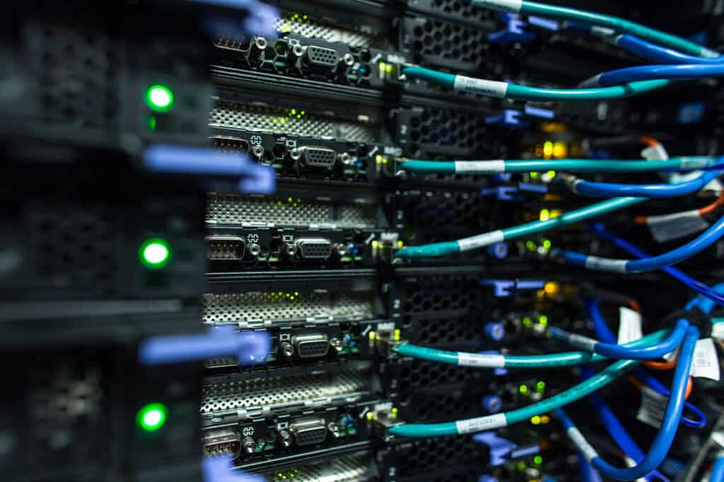 Foto van een serverrack in een data center bij de tekst over snelle WordPress hosting