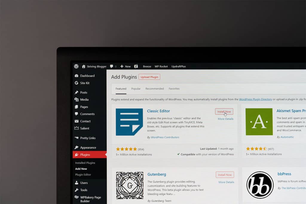Illustratie van een laptopscherm met WordPress plug-ins bij de tekst over website optimalisatie tips