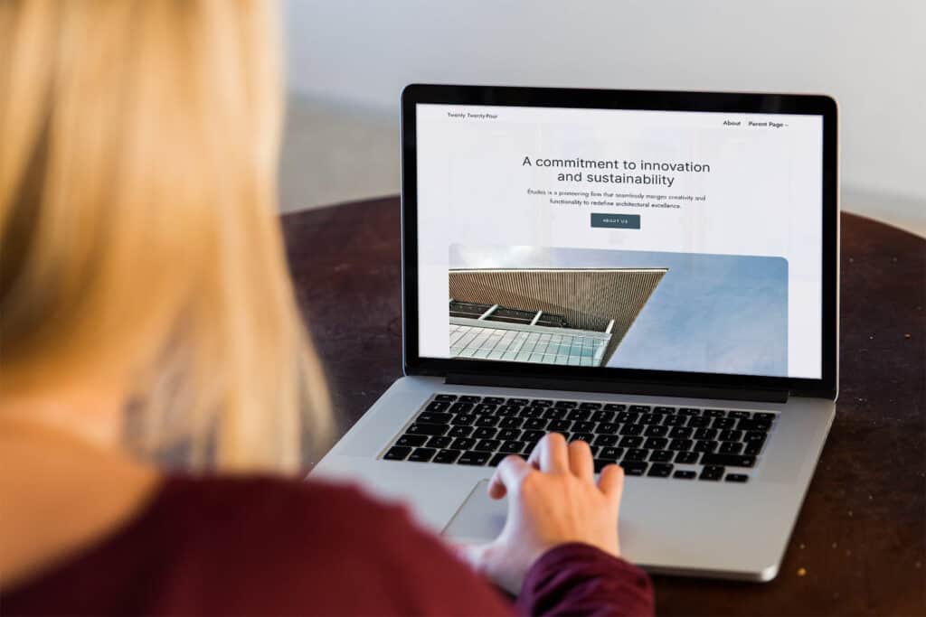 Illustratieve foto van een vrouw die bezig is met WordPress bij het artikel met website optimalisatie tips